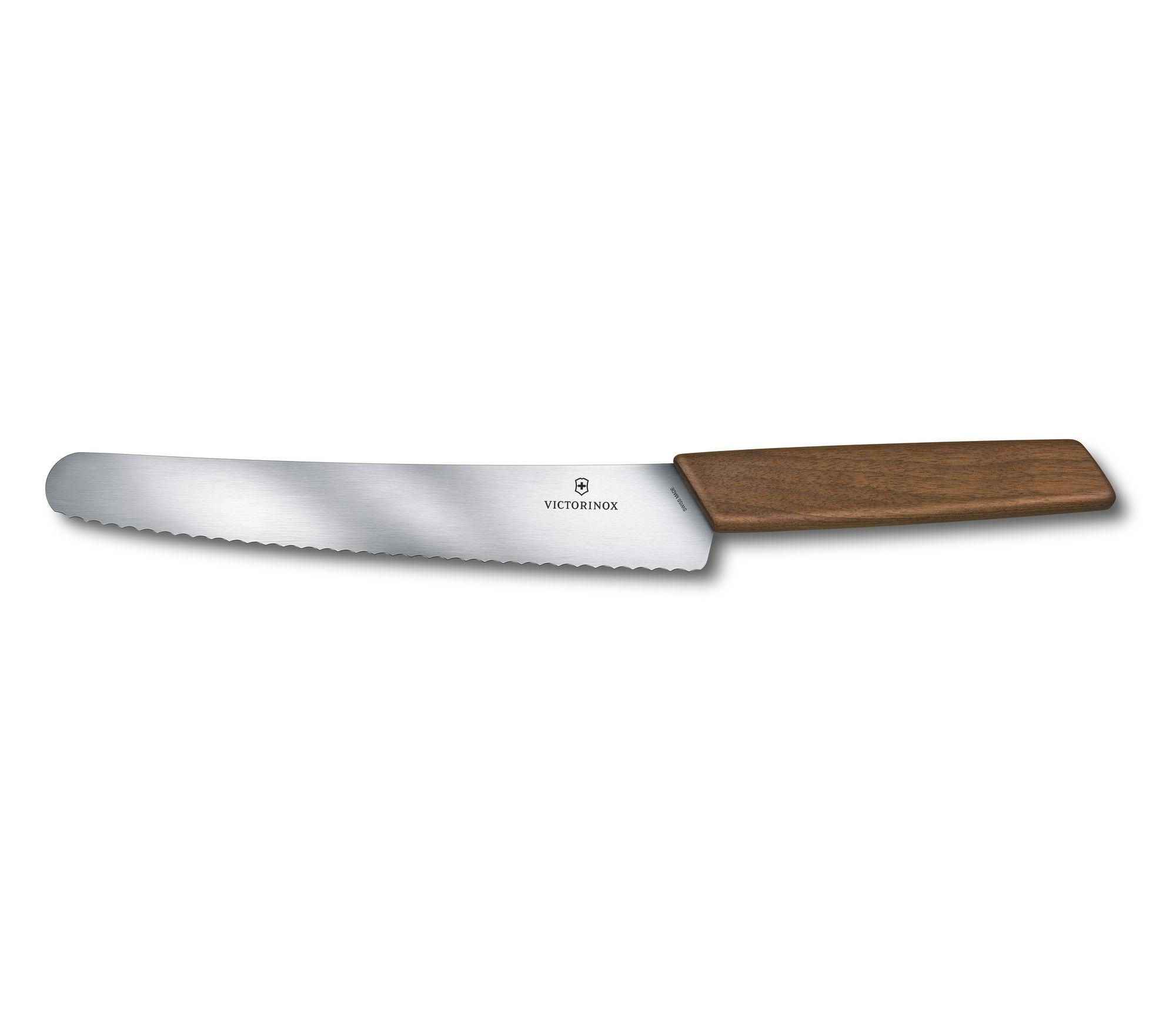 Couteau à pain Victorinox Swiss Modern, lame dentée 22 cm - manche noyer