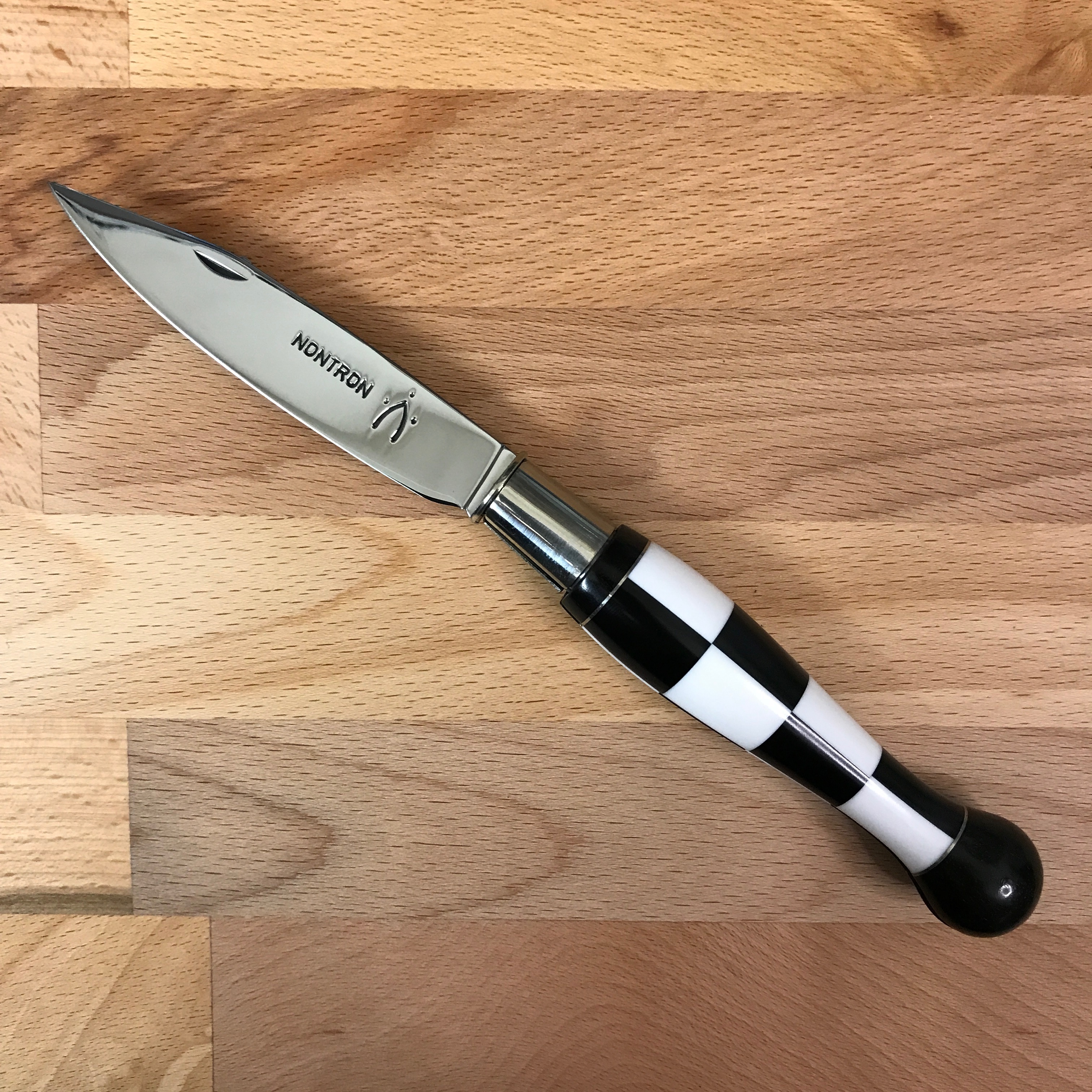 Couteau Nontron N° 25 - manche boule 12 cm marqueterie damier ébène/corian blanc et noir