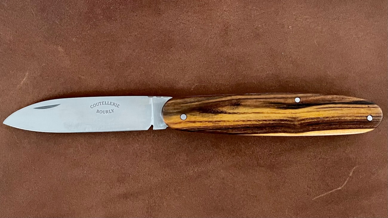 Couteau modèle "Navette" par la Coutellerie Bourly pistachier 12c27