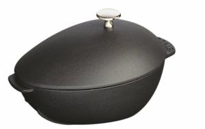 Moulière en fonte émaillée Staub noir mat de 25 cm.