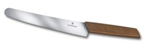 Couteau à pain Victorinox Swiss Modern, lame dentée 22 cm - manche noyer